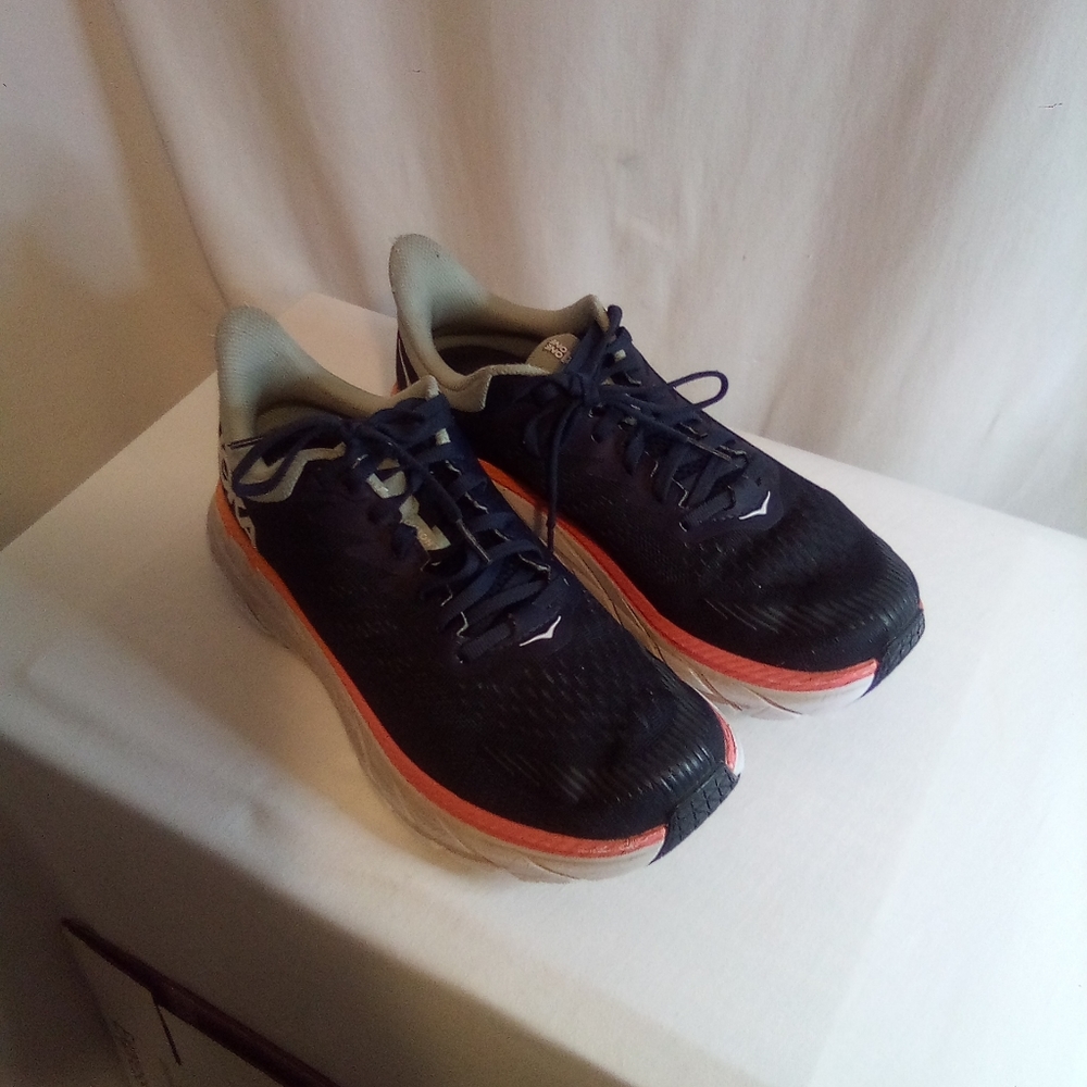 Hoka One One Clifton 7 Women's Running Shoe Sz 8.5D. black w/ pink . EC